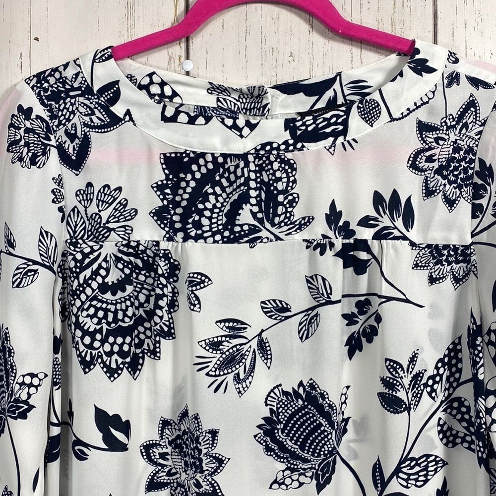 Banana Republic White Navy Floral Blouse 3/4 Sleeve Button Back Classic Size S - Picture 3 of 15